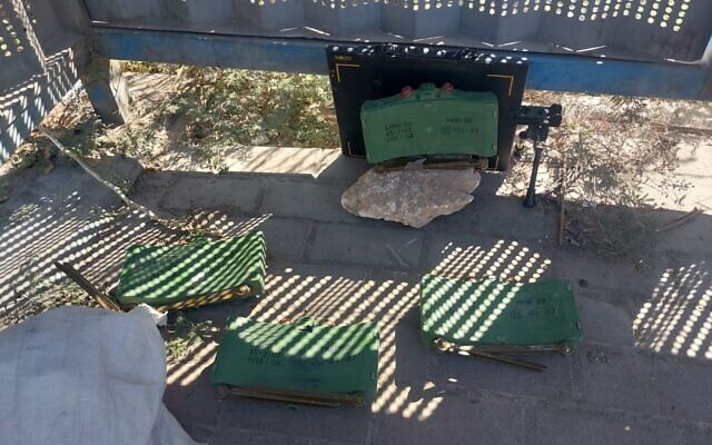 Quatre mines de type Claymore saisies par les forces de sécurité israéliennes à la frontière avec la Jordanie, le 3 août 2023. (Crédit : Police israélienne) Quatre mines de type Claymore saisies par les forces de sécurité israéliennes à la frontière avec la Jordanie, le 3 août 2023. (Crédit : Police israélienne)