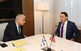 Le leader de l'opposition Yaïr Lapid, à gauche, rencontrant le coordinateur présidentiel spécial des États-Unis pour l'infrastructure mondiale et la sécurité énergétique, Amos Hochstein, à Washington, le 5 septembre 2023. (Crédit : Yesh Atid)
