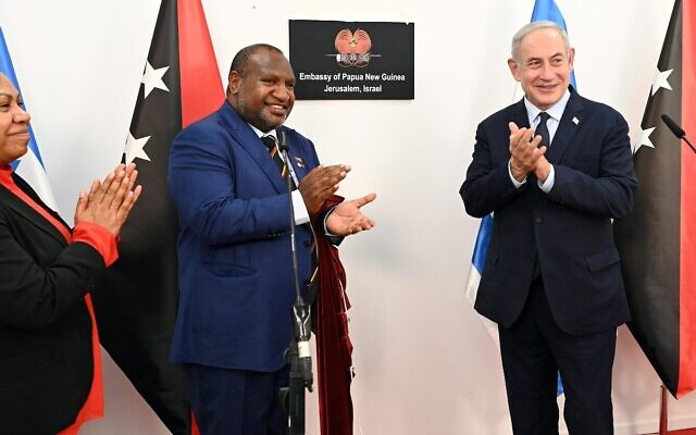 Le Premier ministre Benjamin Netanyahu, à droite, et son homologue de Papouasie-Nouvelle Guinée, James Marape, au centre, lors de l'ouverture de l'ambassade de Papouasie-Nouvelle Guinée à Jérusalem, le 5 septembre 2023. (Crédit : Haim Zach/GPO) Le Premier ministre Benjamin Netanyahu, à droite, et son homologue de Papouasie-Nouvelle Guinée, James Marape, au centre, lors de l'ouverture de l'ambassade de Papouasie-Nouvelle Guinée à Jérusalem, le 5 septembre 2023. (Crédit : Haim Zach/GPO)