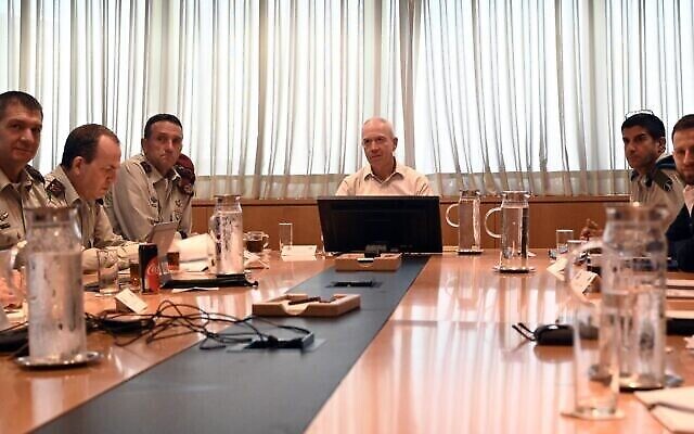 Le ministre de la Défense Yoav Gallant en réunion avec de hauts responsables militaires et de la défense à son bureau de Tel Aviv, le 7 septembre 2023. (Crédit : Ariel Hermoni/Ministère de la Défense) Le ministre de la Défense Yoav Gallant en réunion avec de hauts responsables militaires et de la défense à son bureau de Tel Aviv, le 7 septembre 2023. (Crédit : Ariel Hermoni/Ministère de la Défense)