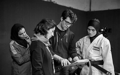 Le réalisateur Guy Nattiv, deuxième à droite, avec les actrices de 'Tatami,' filmé en Géorgie en 2022. (Autorisation : Guy Nattiv)