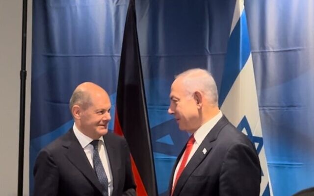 Le chancelier allemand Olaf Scholz, à gauche, rencontre le Premier ministre Benjamin Netanyahu le 19 septembre 2023. (Crédit : Lazar Berman/Times of Israel) Le chancelier allemand Olaf Scholz, à gauche, rencontre le Premier ministre Benjamin Netanyahu le 19 septembre 2023. (Crédit : Lazar Berman/Times of Israel)