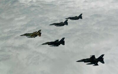 Des avions de chasse de l'armée de l'air israélienne et de l'armée de l'air grecque survoleant la Grèce lors d'un exercice, le 13 septembre 2023. (Crédit : Armée israélienne)