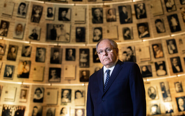 Dani Dayan, dans la salle des noms, à Yad Vashem. (Crédit : Alex Kolomoisky)