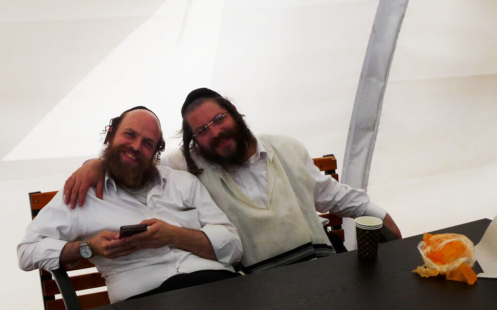 Yoel Arendthal, à droite, et Moshe Vakshal attendant de passer en Ukraine à Palanca, en Moldavie, le 14 septembre 2023. (Crédit : Canaan Lidor/Times of Israel)