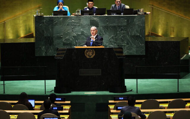 Le Premier ministre Benjamin Netanyahu pendant son discours devant l'Assemblée générale des Nations Unies à New York, le 22 septembre 2023. (Crédit : Michael M. Santiago / Getty Images via AFP) Le Premier ministre Benjamin Netanyahu pendant son discours devant l'Assemblée générale des Nations Unies à New York, le 22 septembre 2023. (Crédit : Michael M. Santiago / Getty Images via AFP)