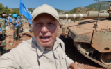 Ali Shoeib, journaliste pour la chaîne Al-Manar, affiliée au Hezbollah, à côté d'un char israélien dans la région du Mont Dov, le long de la frontière israélo-libanaise, le 26 septembre 2023. (Crédit : Capture d'écran/X ; utilisée conformément à la clause 27a de la loi sur le droit d'auteur)