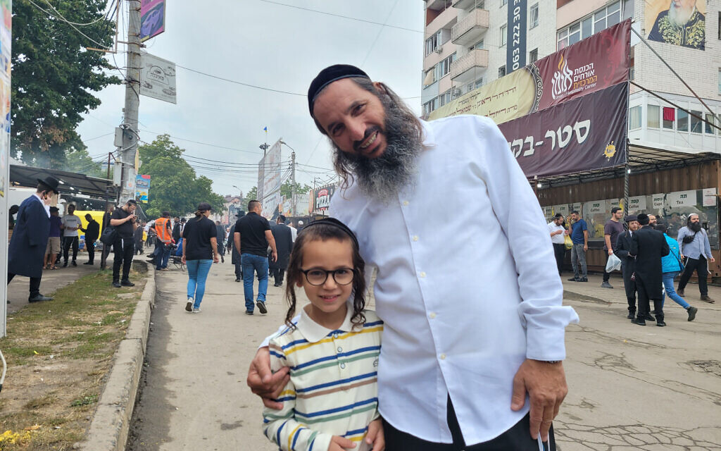 Ofer Azran, à droite, et son fils posant pour une photo à Ouman, en Ukraine, le 15 septembre 2023. (Crédit : Canaan Lidor/Times of Israel)