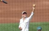 Le rappeur Matisyahu brandit une boulette de matzah avant le coup d'envoie d'ouverture d'un match des New York Mets au Citi Field, le 3 septembre 2023. (Capture d'écran vidéo utilisée conformément à la clause 27a de la loi sur le droit d'auteur)