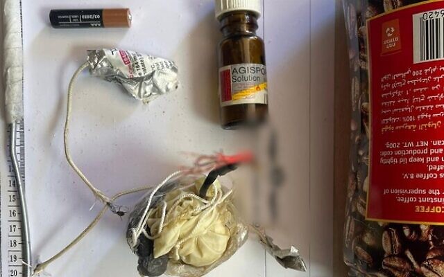 Des éléments d'une bombe trouvées dans une cellule de prison, dans le sud d'Israël, le 20 septembre 2023. (Crédit : Administration pénitentiaire) Des éléments d'une bombe trouvées dans une cellule de prison, dans le sud d'Israël, le 20 septembre 2023. (Crédit : Administration pénitentiaire)