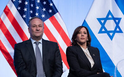 Illustration : La vice-présidente américaine Kamala Harris, à gauche, et son époux, le second gentleman Doug Emhoff, assistant à la réception organisée par l'ambassade d'Israël pour célébrer le 75e anniversaire de la fondation de l'État d'Israël, au National Building Museum, à Washington, le 6 juin 2023. (Crédit : Saul Loeb/AFP)