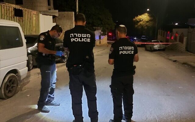 La police enquête sur un délit de fuite présumé dans la ville de Hura, au sud d'Israël, le 23 septembre 2023. (Crédit : Police israélienne)