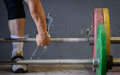 Illustration : Un haltérophile lors d'une compétition olympique. (Crédit : Darwin Brandis/iStock by Getty Images)