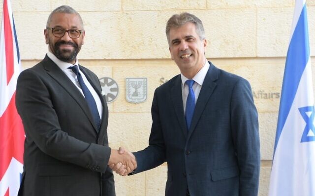 Le ministre des Affaires étrangères Eli Cohen (à droite) avec le ministre britannique des Affaires étrangères James Cleverly, à Jérusalem, le 11 septembre 2023. (Crédit : Avi Hayoun) Le ministre des Affaires étrangères Eli Cohen (à droite) avec le ministre britannique des Affaires étrangères James Cleverly, à Jérusalem, le 11 septembre 2023. (Crédit : Avi Hayoun)