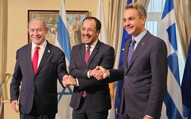 De gauche à droite : le Premier ministre israélien Benjamin Netanyahu, le Président chypriote Nikos Christodoulides et le Premier ministre grec Kyriakos Mitsotakis au Palais présidentiel de Nicosie, Chypre, le 4 septembre 2023. (Crédit : bureau du Premier ministre) De gauche à droite : le Premier ministre israélien Benjamin Netanyahu, le Président chypriote Nikos Christodoulides et le Premier ministre grec Kyriakos Mitsotakis au Palais présidentiel de Nicosie, Chypre, le 4 septembre 2023. (Crédit : bureau du Premier ministre)