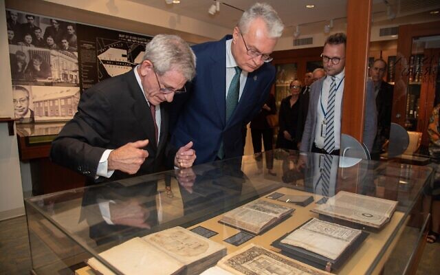 Jonathan Brent, directeur exécutif et directeur-général du YIVO, et Gitanas Nausėda, président de Lituanie, examinent les ouvrages de la Salle des livres rares au siège de l'YIVO à New York, le 18 septembre 2023. (Crédit : YIVO: Melanie Einzig via JTA) Jonathan Brent, directeur exécutif et directeur-général du YIVO, et Gitanas Nausėda, président de Lituanie, examinent les ouvrages de la Salle des livres rares au siège de l'YIVO à New York, le 18 septembre 2023. (Crédit : YIVO: Melanie Einzig via JTA)