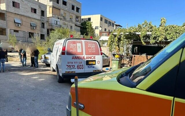 Illustration : Une ambulance du Magen David Adom sur le site d'un quintuple meurtre dans le village bédouin de Basmat Tabun, dans le nord d'Israël, le 27 septembre 2023. (Crédit : Magen David Adom) Illustration : Une ambulance du Magen David Adom sur le site d'un quintuple meurtre dans le village bédouin de Basmat Tabun, dans le nord d'Israël, le 27 septembre 2023. (Crédit : Magen David Adom)