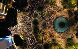 Vue aérienne d'environ 2 000 fidèles participant à la prière de Yom Kippour Neilah sur le Kikar Dizengoff, à Tel Aviv, le 5 octobre 2022. (Crédit : Rosh Yehudi)