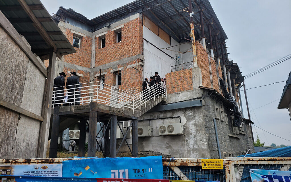 Des fidèles juifs quittant une synagogue à Ouman, en Ukraine, le 15 septembre 2023. (Crédit : Canaan Lidor/Times of Israel)