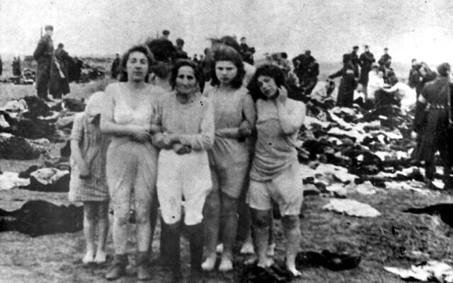 Image de la Shoah, à Skede, en Lettonie, en 1941. (Crédit : Yad Vashem)