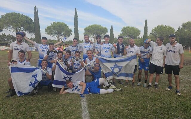 L'équipe israélienne de flag football des moins de 17 ans après avoir remporté la première place du championnat européen, le 3 septembre 2023. (Autorisation) L'équipe israélienne de flag football des moins de 17 ans après avoir remporté la première place du championnat européen, le 3 septembre 2023. (Autorisation)
