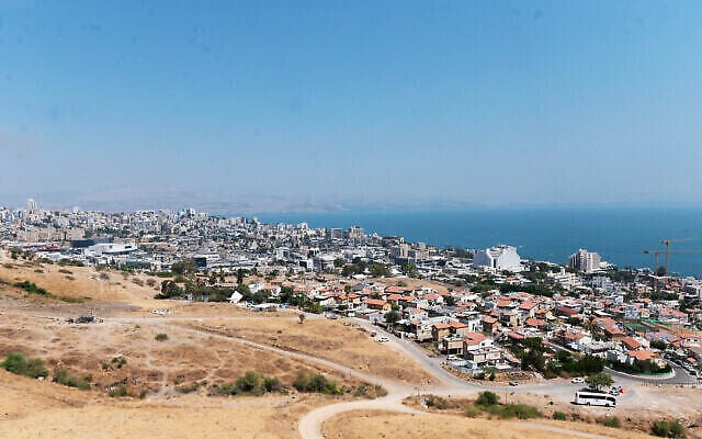 Le centre-ville de Tibériade, sur la rive ouest de la mer de Galilée, le 23 août 2023. (Crédit : Canaan Lidor/Times of Israel)