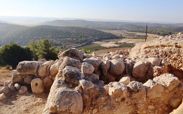 Vue depuis le site archéologique de Tel Azekah. (Crédit : Shmuel Bar-Am)