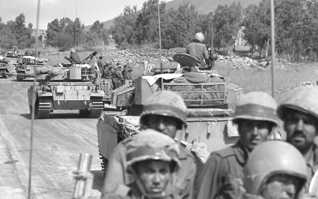 Soldats israéliens en route vers la frontière nord suite au déclenchement de la guerre de Kippour, le 7 octobre 1973. (Crédit : GPO/Eitan Harris)