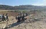 La police se tient près d'un quad renversé après une course-poursuite contre deux suspects qui, selon eux, préparaient un attentat contre une figure de la mafia à Shfaram, le 10 septembre 2023. (Crédit : Police israélienne)