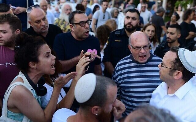 Des manifestants s'emportant face à Israel Zeira, fondateur de l'organisation juive orthodoxe Rosh Yehudi, qui a mis en place une cloison séparant les hommes des femmes lors des prières publiques de Yom Kippour, Kikar Dizengoff, à Tel Aviv, le 24 septembre 2023. (Crédit : Tomer Neuberg/Flash 90)