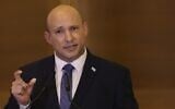 Le Premier ministre sortant Naftali Bennett annonçant qu'il ne se présentera pas aux prochaines élections législatives, lors d'une conférence de presse, à la Knesset, le 29 juin 2022. (Crédit : Ahmad Gharabli/AFP)