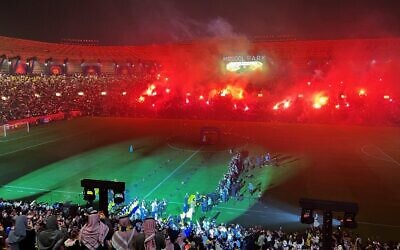 Les supporters d'Al-Nassr avant de la cérémonie d'accueil du portugais  Cristiano Ronaldo au stade du parc Mrsool dans la capitale de l'Arabie saoudite, Ryad, le 3 janvier 2023. (Crédit : Haitham El-Tabei/AFP)