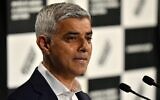 Le maire de Londres, Sadiq Khan, prononçant son discours d'acceptation après avoir été déclaré vainqueur de l'élection du maire de Londres, remportant ainsi son deuxième mandat, à l'Hôtel de Ville de Londres, le 8 mai 2021. (Crédit : Justin Tallis/AFP)