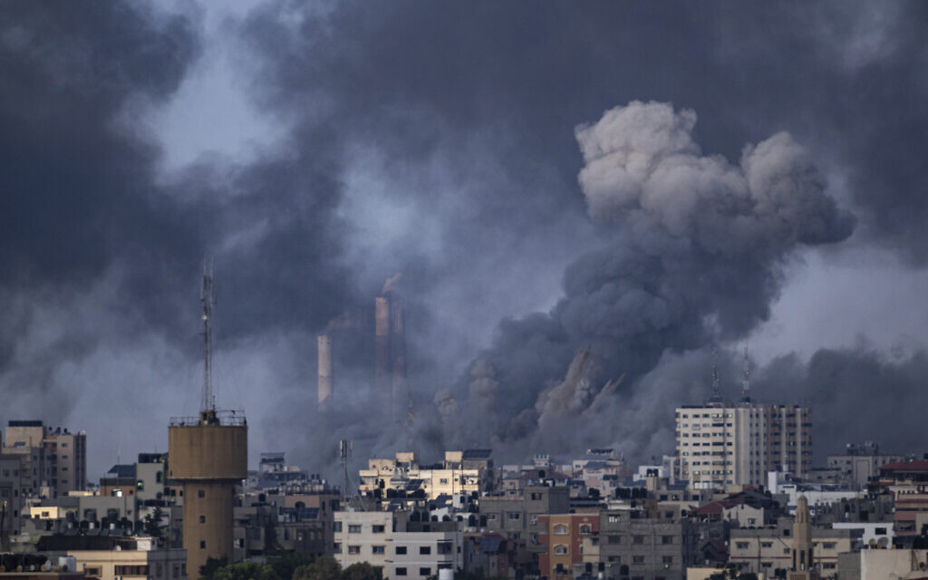 Une explosion à la suite d'une frappe aérienne israélienne dans la ville de Gaza, le 11 octobre 2023. (Crédit : AP Photo/Fatima Shbair)