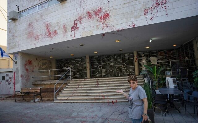 De la peinture rouge jetée sur le siège du Likud à Tel Aviv, le 20 octobre 2023. (Crédit : Erik Marmor / Flash90)