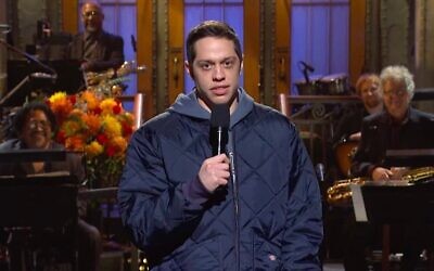 Pete Davidson parlant de la guerre entre Israël et le Hamas lors d'un épisode de l'émission "Saturday Night Live", le 14 octobre 2023. (Crédit : NBCUniversal via JTA)