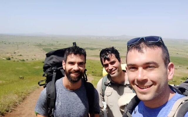 Iddo Gefen, au centre, en randonnée avec son ami Sagi Golan, à gauche, et un autre ami, sur une photo non datée. (Crédit : Gefen/JTA)