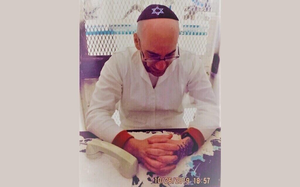 Jedidiah Murphy porte la kippa offerte par l'un de ses soutiens, le rabbin Yehuda Eber, dans le couloir de la mort de la prison Polunsky à Livingston, au Texas, le 26 octobre 2019. (Crédit : Yehuda Eber via la JTA) Jedidiah Murphy porte la kippa offerte par l'un de ses soutiens, le rabbin Yehuda Eber, dans le couloir de la mort de la prison Polunsky à Livingston, au Texas, le 26 octobre 2019. (Crédit : Yehuda Eber via la JTA)