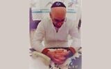 Jedidiah Murphy porte la kippa offerte par l'un de ses soutiens, le rabbin Yehuda Eber, dans le couloir de la mort de la prison Polunsky à Livingston, au Texas, le 26 octobre 2019. (Crédit : Yehuda Eber via la JTA)
