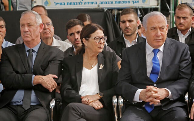 Le Premier ministre Benjamin Netanyahu (D), la présidente de la Cour suprême Esther Hayut (C) et Benny Gantz (G), alors chef du parti Kakhol Lavan, assistent à une cérémonie à la mémoire du défunt président Shimon Peres, au Mont Herzl à Jérusalem, le 19 septembre 2019. (Crédit : Gil Cohen-Magen/AFP)