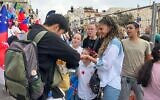 Des Israéliens reçoivent des cadeaux lors de la marche de l'ambassade chrétienne internationale de Jérusalem, le 4 octobre 2023 (Crédit : Lazar Berman/The Times of Israel)