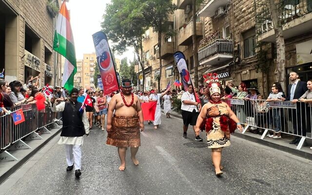 Des habitants du Pacifique défilent lors de la marche de l'ambassade chrétienne internationale de Jérusalem, le 4 octobre 2023 (Crédit : Lazar Berman/The Times of Israel)