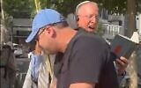 Michael Sfard (G) et le rabbin Leo Dee lors d'un office de prière sur la place Dizengoff, à Tel Aviv, le 5 octobre 2023 (Crédit : Capture d'écran vidéo)