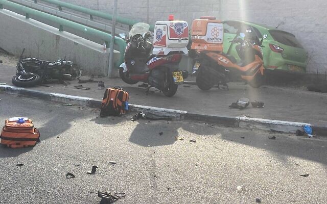 La scène d'un délit de fuite mortel près de Netanya qui a coûté la vie à deux personnes, le 6 octobre 2023 (Crédit : United Hatzalah) La scène d'un délit de fuite mortel près de Netanya qui a coûté la vie à deux personnes, le 6 octobre 2023 (Crédit : United Hatzalah)