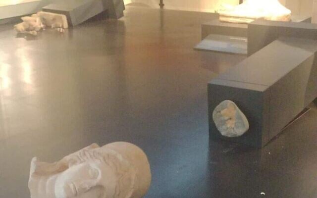 Des statues endommagées à l'intérieur du Musée d'Israël à Jérusalem le 5 octobre 2023. (Crédit : Musée d'Israël) Des statues endommagées à l'intérieur du Musée d'Israël à Jérusalem le 5 octobre 2023. (Crédit : Musée d'Israël)