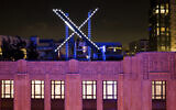 Des ouvriers installent un éclairage sur un signe "X" au sommet du siège de l'entreprise, anciennement connue sous le nom de Twitter, dans le centre-ville de San Francisco, le 28 juillet 2023. (Crédit : Noah Berger/AP)