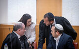 Le chef du Rosh Yehudi, Israël Zeira, en bas à droite, assiste à une audience sur les célébrations de Simhat Torah à Tel Aviv à la Cour suprême de Jérusalem le 6 octobre 2023 (Crédit : Chaim Goldbergl/Flash90)