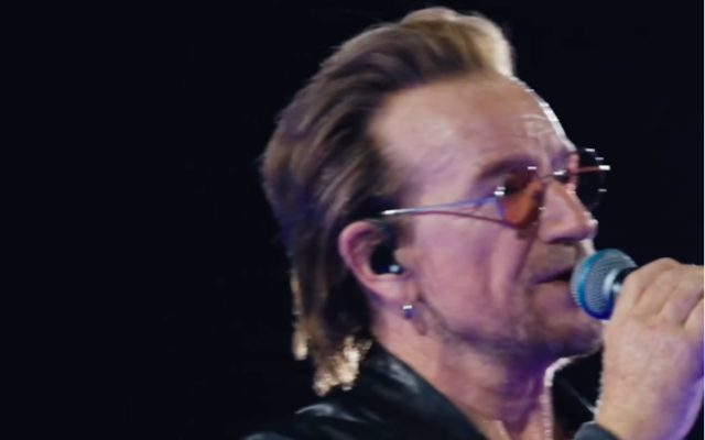 Bono, le leader de U2, à Las Vegas le 8 octobre 2023, chante en hommage à "ces magnifiques enfants" du festival de musique Supernova dans le sud d'Israël, dont au moins 260 ont été assassinés par des terroristes du Hamas le 7 octobre 2023. (Crédit : Capture d’écran X/U2) Bono, le leader de U2, à Las Vegas le 8 octobre 2023, chante en hommage à "ces magnifiques enfants" du festival de musique Supernova dans le sud d'Israël, dont au moins 260 ont été assassinés par des terroristes du Hamas le 7 octobre 2023. (Crédit : Capture d’écran X/U2)