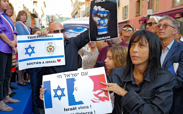 Une manifestante (à droite) tient une pancarte sur laquelle on peut lire "Israël vivra ! Israël gagnera !" lors d'un rassemblement de soutien à Israël à Nice, sur la Côte d'Azur, le 9 octobre 2023. (Crédit : Valery HACHE/AFP) Une manifestante (à droite) tient une pancarte sur laquelle on peut lire "Israël vivra ! Israël gagnera !" lors d'un rassemblement de soutien à Israël à Nice, sur la Côte d'Azur, le 9 octobre 2023. (Crédit : Valery HACHE/AFP)