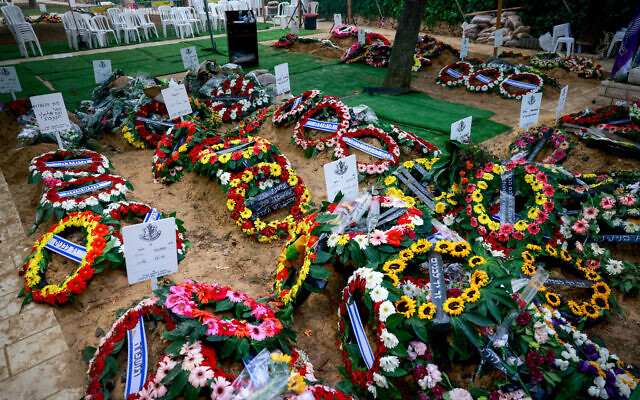 Des fleurs sur les tombes de soldats israéliens tués lors des combats avec les groupes terroristes de Gaza, au cimetière militaire du mont Herzl à Jérusalem, le 12 octobre 2023. (Crédit : Chaim Goldberg/FLASH90) Des fleurs sur les tombes de soldats israéliens tués lors des combats avec les groupes terroristes de Gaza, au cimetière militaire du mont Herzl à Jérusalem, le 12 octobre 2023. (Crédit : Chaim Goldberg/FLASH90)